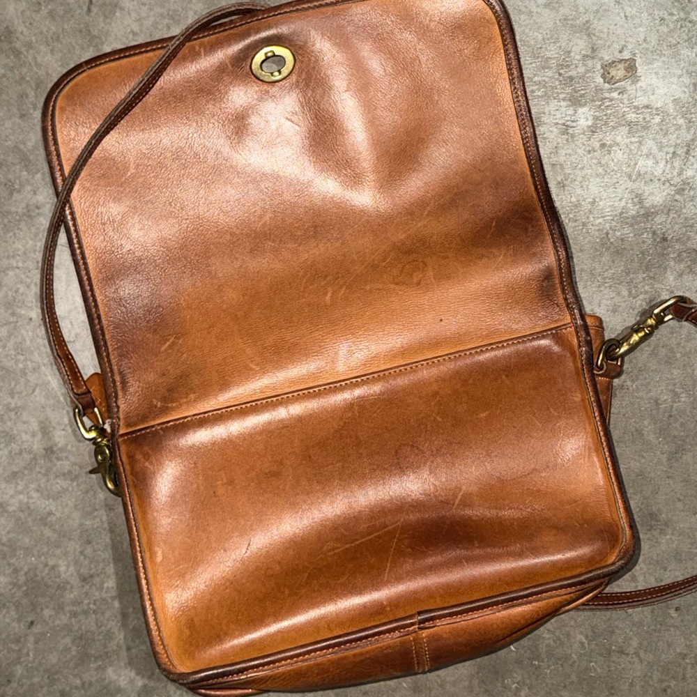 Coach Vintage Glove-Tanned Leather Turn Lock Crossbody Purse NYC Era - Picture 6 of 7